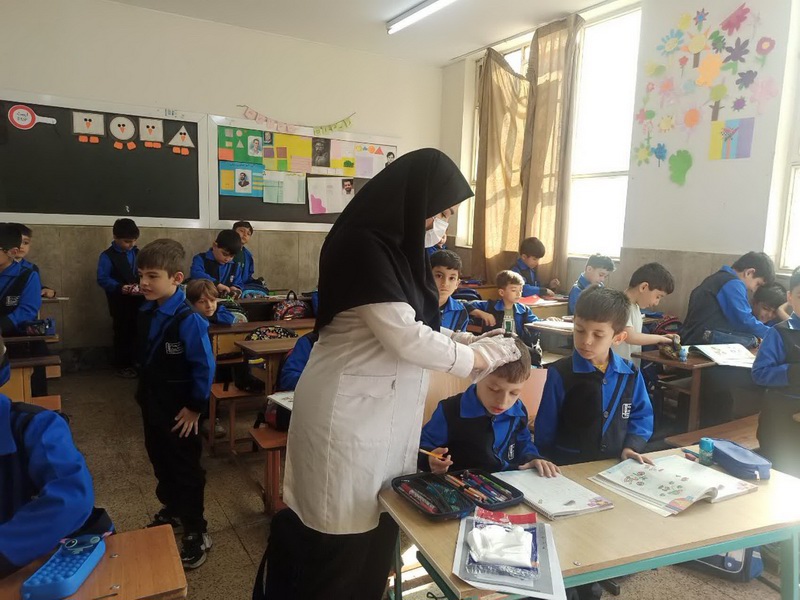 انجام معاینات پدیکلوزیس برای 4 هزار و 769 دانش‌آموز در مدارس منطقه 17 تهران